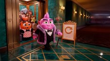 Personaj Swiper în haină de blană, lângă un panou cu săgeată circulară, imagine pentru reîncărcarea săptămânală Swiper