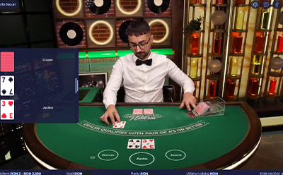 Masa pentru Casino Hold'em live unde cărțile jucătorului sunt afișate, iar cărțile crupierului sunt cu fața în jos.