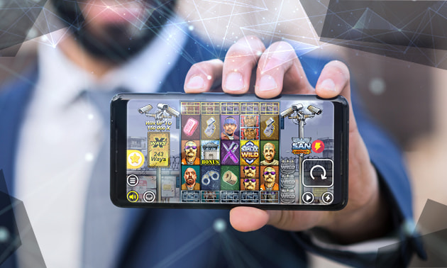 Slotul San Quentin xWays pe mobil, ținut în mână de un om