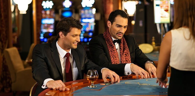 Două persoane care joacă Poker