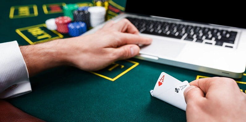 Analiștii sunt buni la jocul de poker online