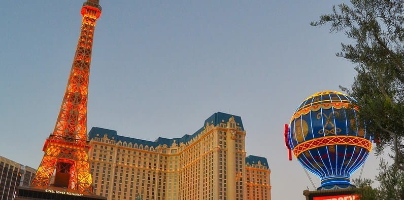 Hotelul Paris și Turnul Eiffel