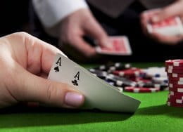 Guns Girls and Gambling – scemna de poker