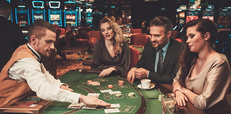Un grup de oameni care joacă poker