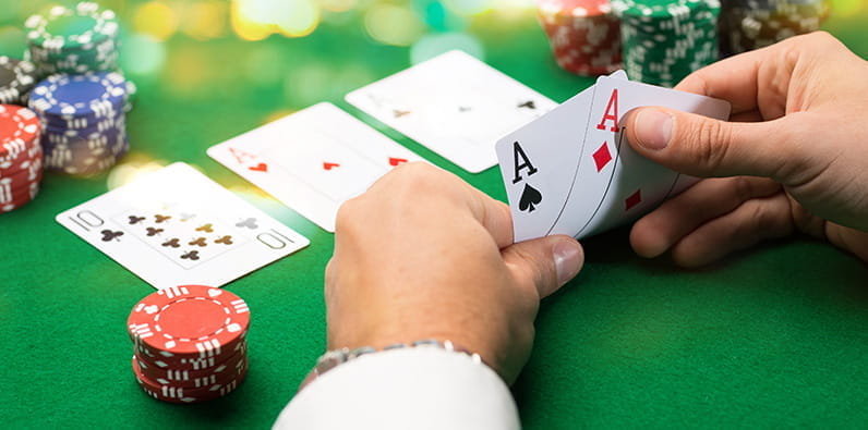 Un bărbat care joacă poker