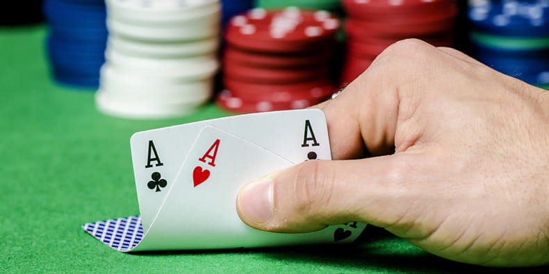 O privire la mâna de Poker cu Ași