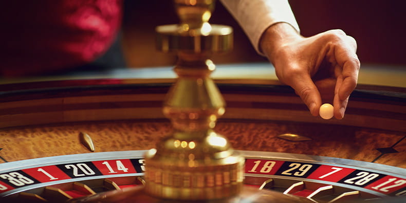 Roulette Crupier gata să arunce mingea