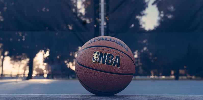 Spalding Professional Basketball Ball pe un teren de baschet