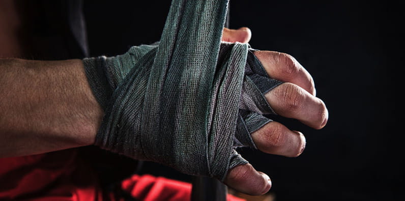 Boxerul își bandajează mâna dreaptă