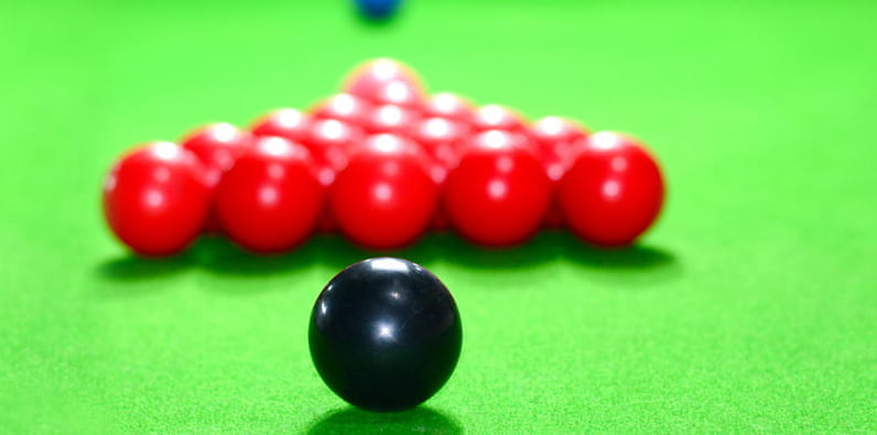 Bile de snooker în poziția de start.