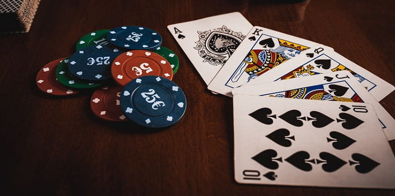 Freeroll-urile de poker sunt disponibile în principal online