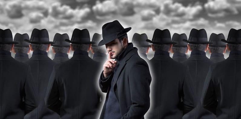 Mulți bărbați anonimi îmbrăcați în negru