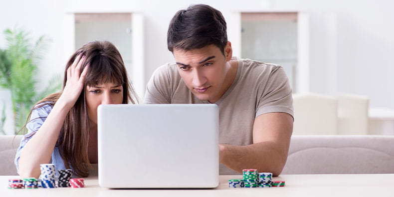 Cuplu care joacă poker online 