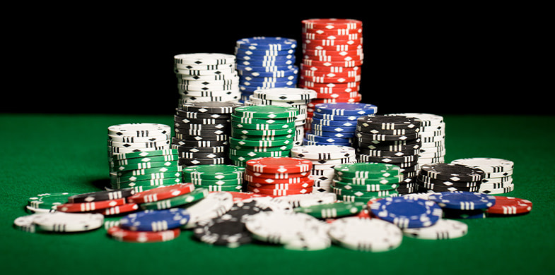 Diferite valori ale jetoanelor de poker, culori și stivuire