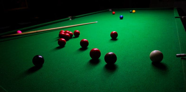 Masa de snooker în timpul unui meci