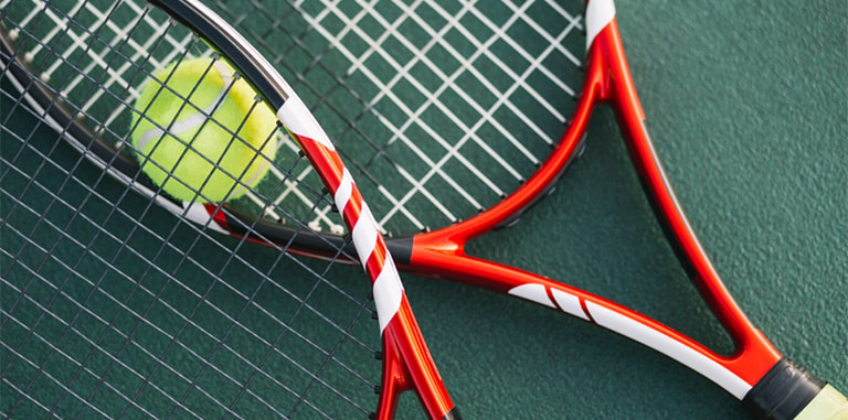 Rachete roșii și mingie de tenis  
