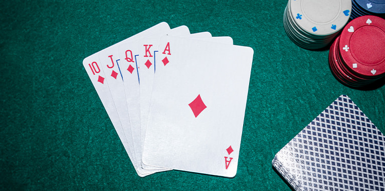 Chintă royală la poker pe masa de cazinou
