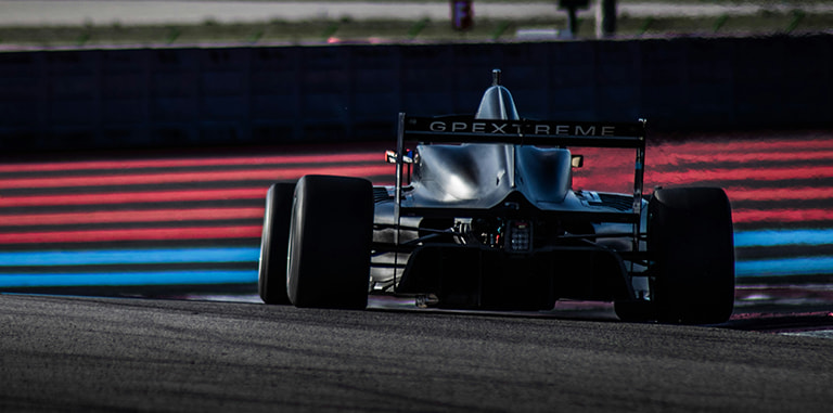 Mașină de Formula 1 pe pistă