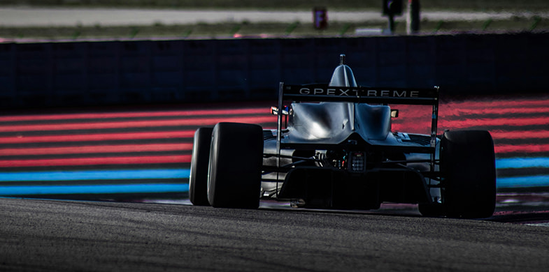Mașină de Formula 1 pe pistă