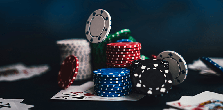 Masă de poker cu jetoane și cărți