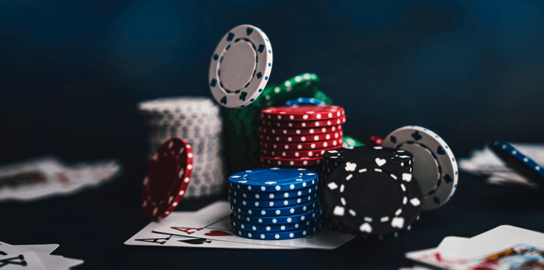Masă de poker cu jetoane și cărți