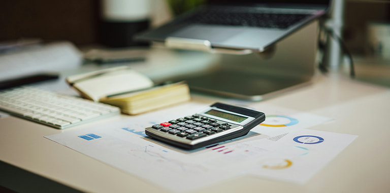 Un calculator, o tastatură și diverse documente