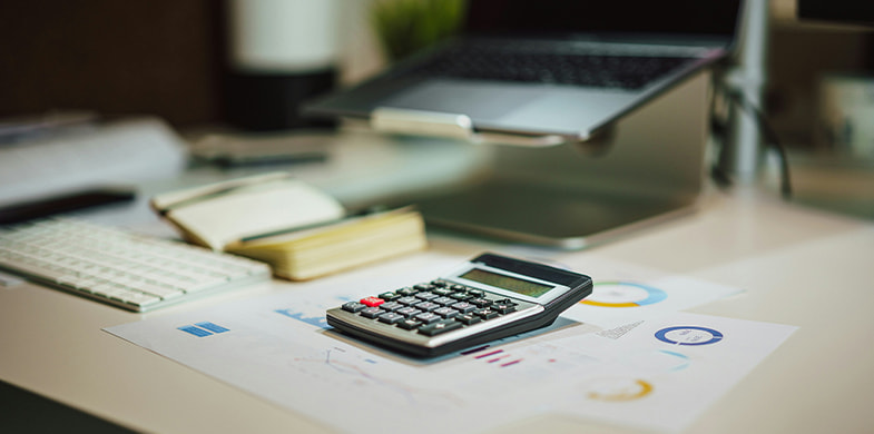 Un calculator, o tastatură și diverse documente