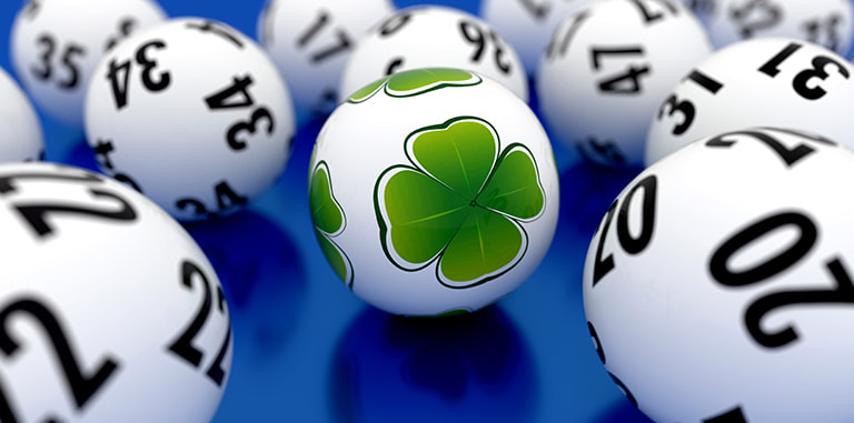 Bile cu numere și cu trifoi folosite pentru extragerile loto