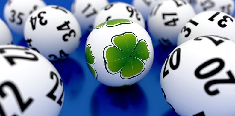 Bile cu numere și cu trifoi folosite pentru extragerile loto