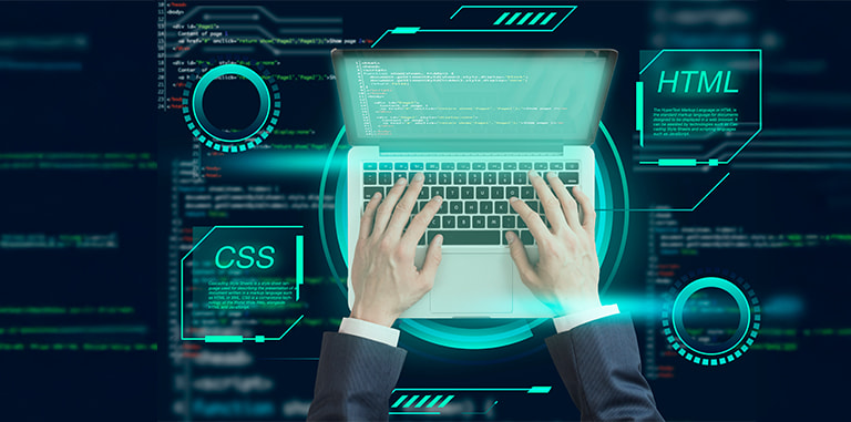 Două mâini care tastează la laptop, în jur coduri de programare.