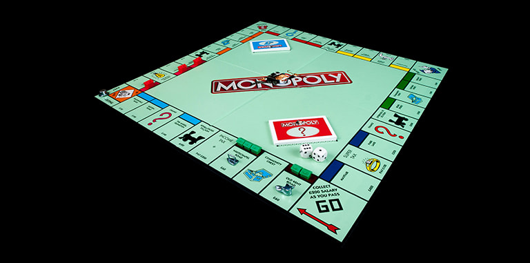 O tablă de Monopoly pe un fundal negru