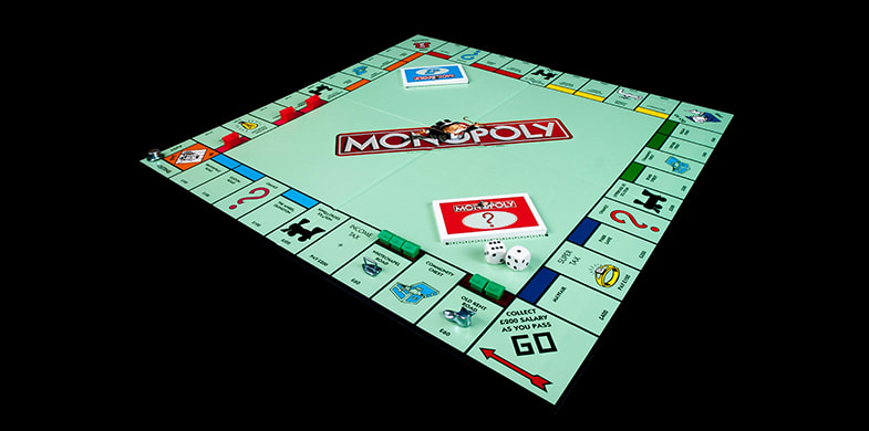O tablă de Monopoly pe un fundal negru