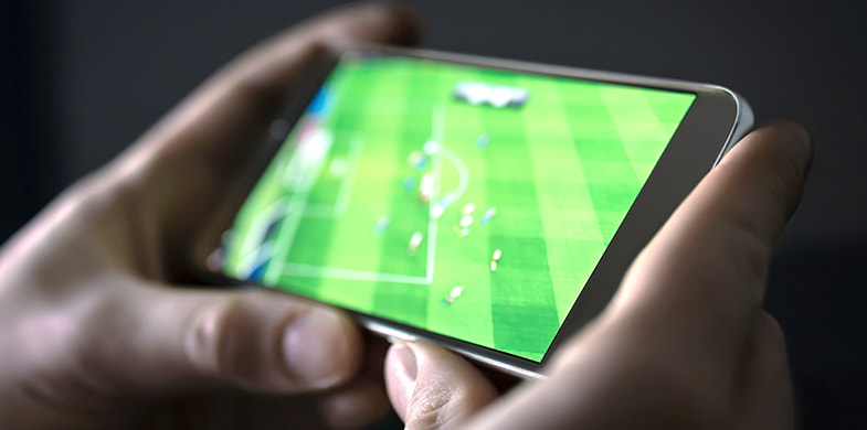 Telefon pe care rulează un meci de fotbal
