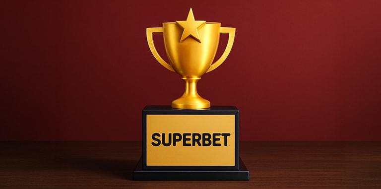 Superbet scris cu negru pe fundal aurie al unei cupe câștigătoare
