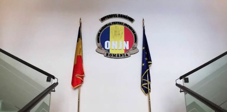 Sigla ONJN alături de steagul României și al Uniunii Europene