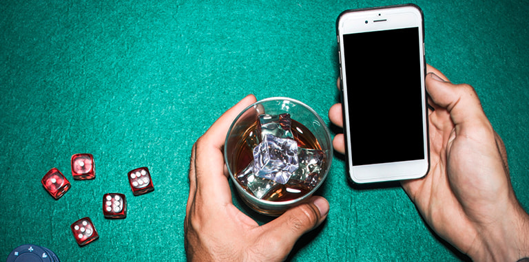 Un telefon, zaruri și jetoane de cazinou